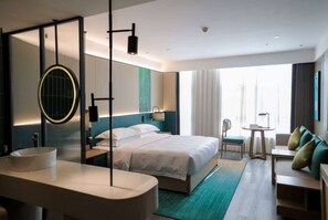 Minibar, caja de seguridad en la habitación y escritorio