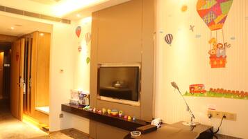 Suite, 1 King Bed | Minibar, in-room safe, desk, free cribs/infant beds