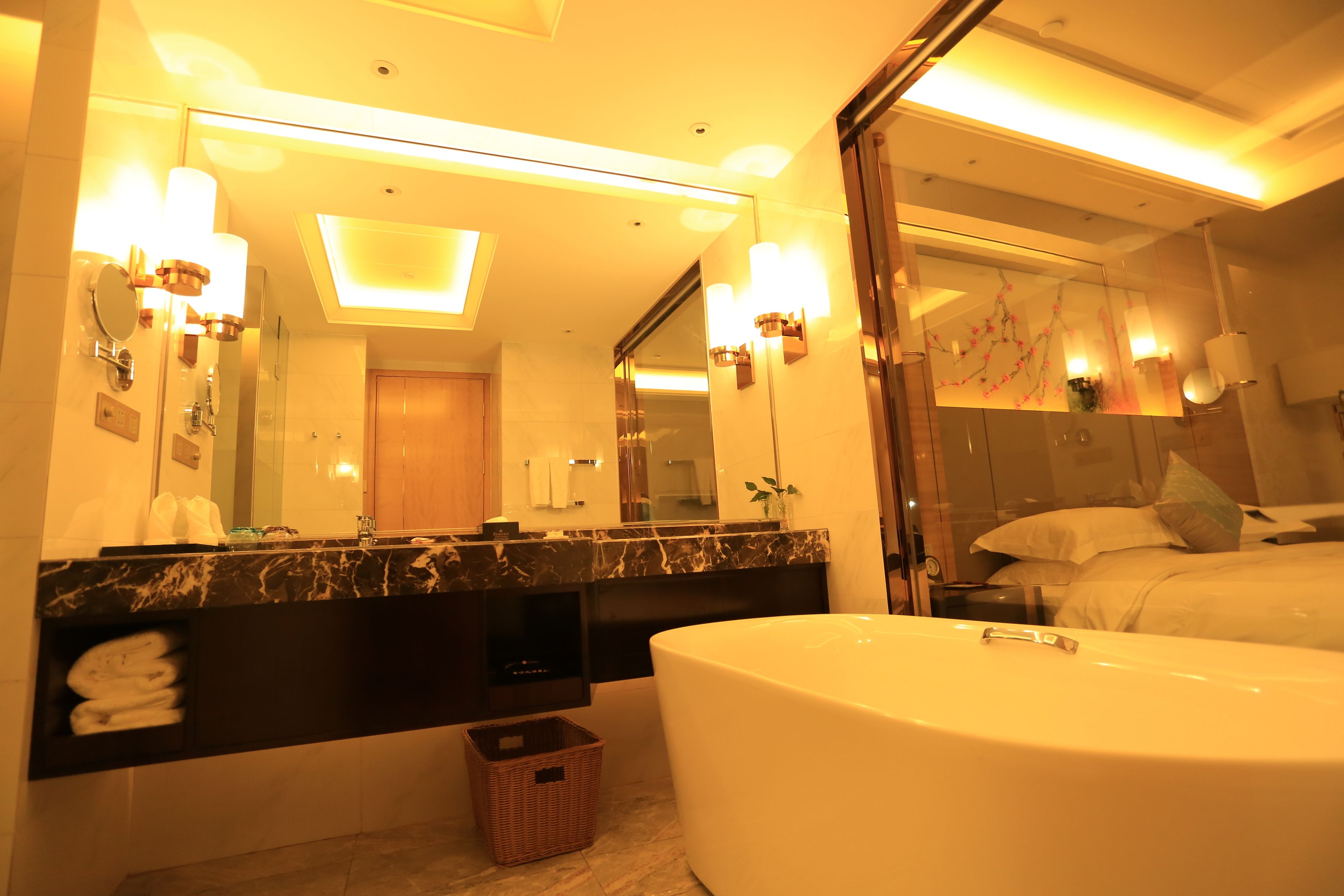 Business Room, 1 King Bed | Minibar, in-room safe, desk, free cots/infant beds