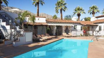 2 outdoor pools