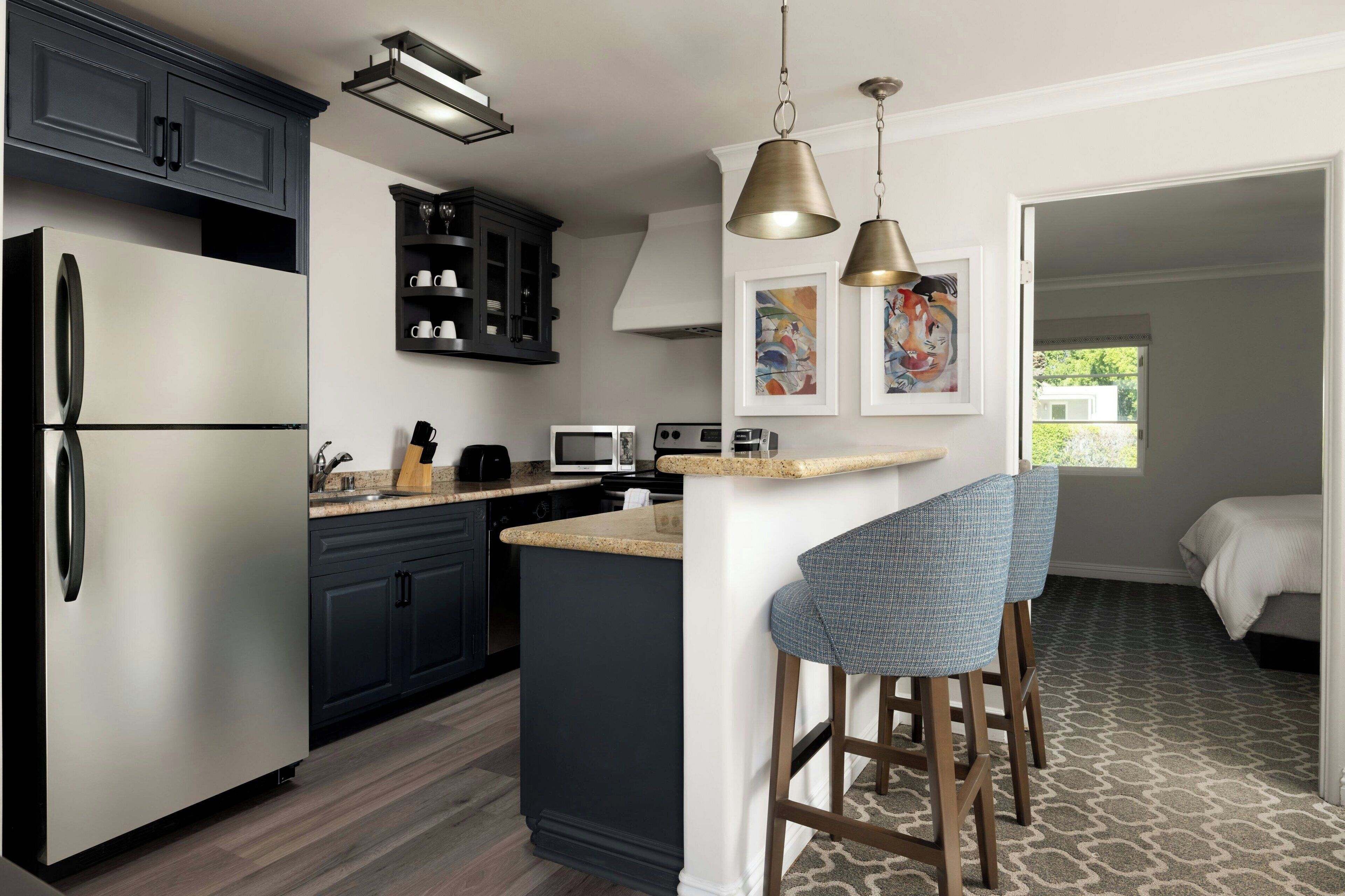 suite, 1 queen bed, non smoking | private kitchen | coffee/tea maker