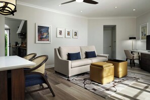 Premium bedding, down duvets, minibar, in-room safe - Triada Palm Springs, Autograph Collection by Marriott (Palm Springs)