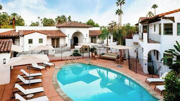 2 albercas al aire libre