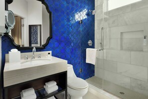 Premium bedding, down duvets, minibar, in-room safe - Triada Palm Springs, Autograph Collection by Marriott (Palm Springs)