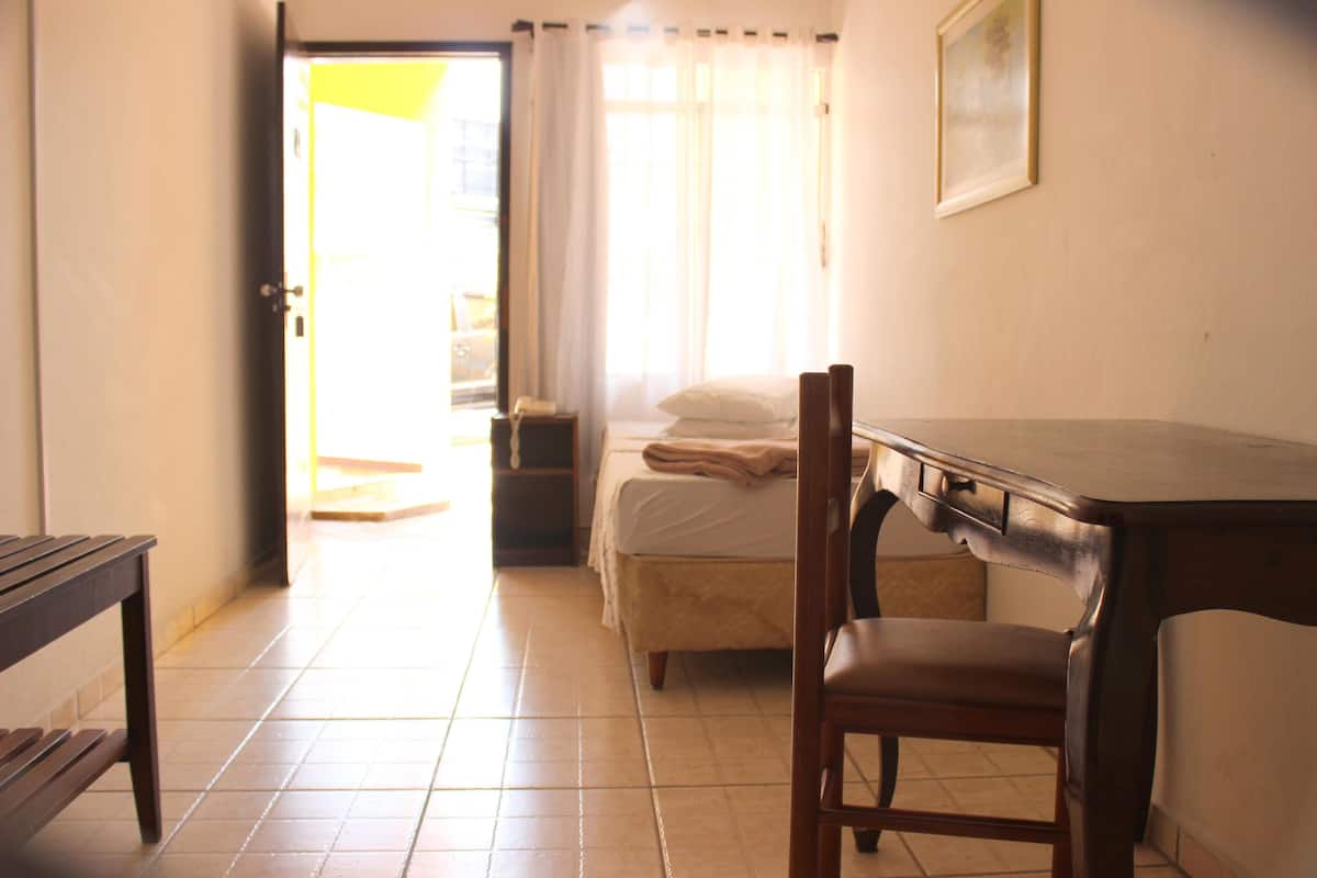 Iron/ironing board, bed sheets