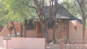 Un edificio con techo de paja y un letrero que dice "Bagera".