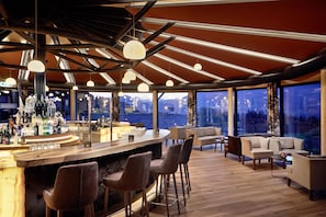 2 bars/lounges, poolside bar