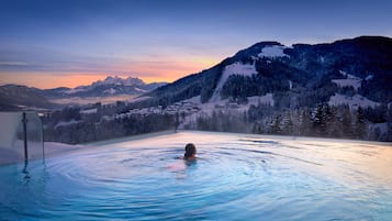 Piscina coperta, piscina all'aperto, ombrelloni da piscina, lettini