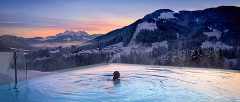 Piscina coperta, piscina all'aperto, ombrelloni da piscina, lettini