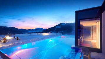 Inomhuspool, utomhuspool, parasoller och solstolar