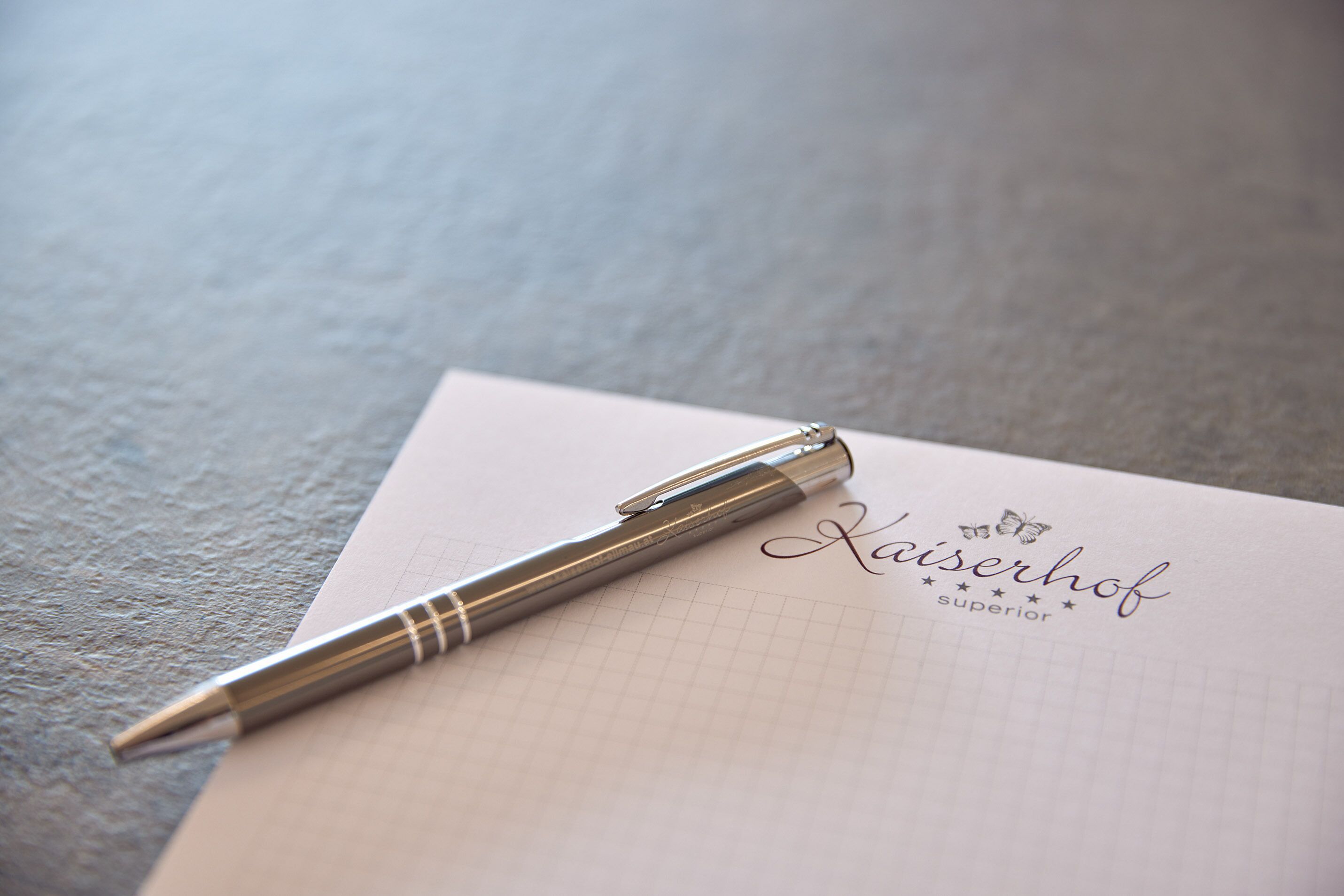 Ein Stift auf Papier mit dem Text "Kaiserhof superior" und einem karierten Muster.