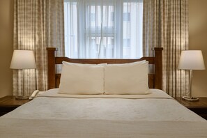 Standard Room, 1 Queen Bed | Minibar, in-room safe, individually decorated, individually furnished