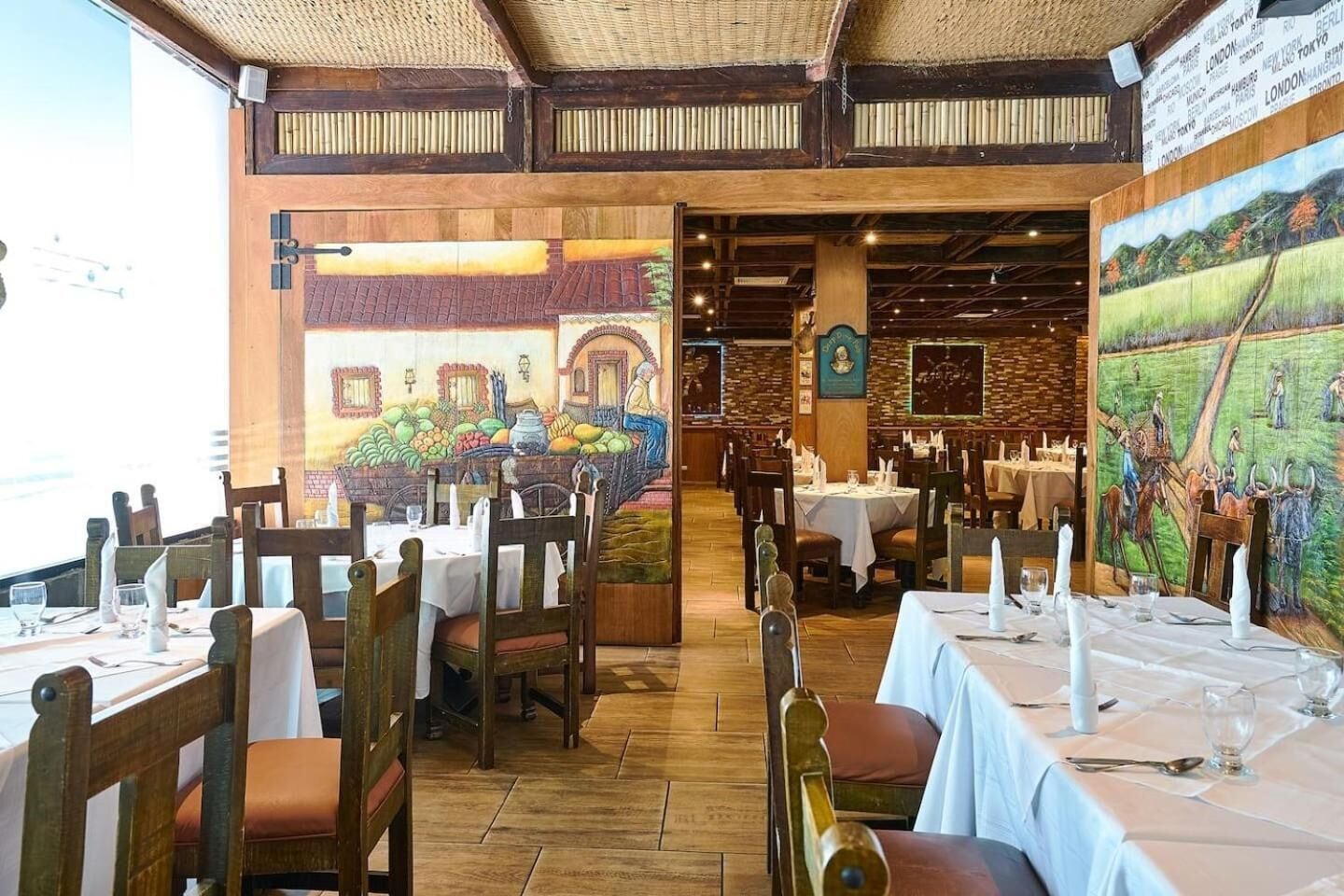 breakfast, lunch, dinner served; international cuisine