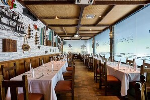 Breakfast, lunch, dinner served; international cuisine 