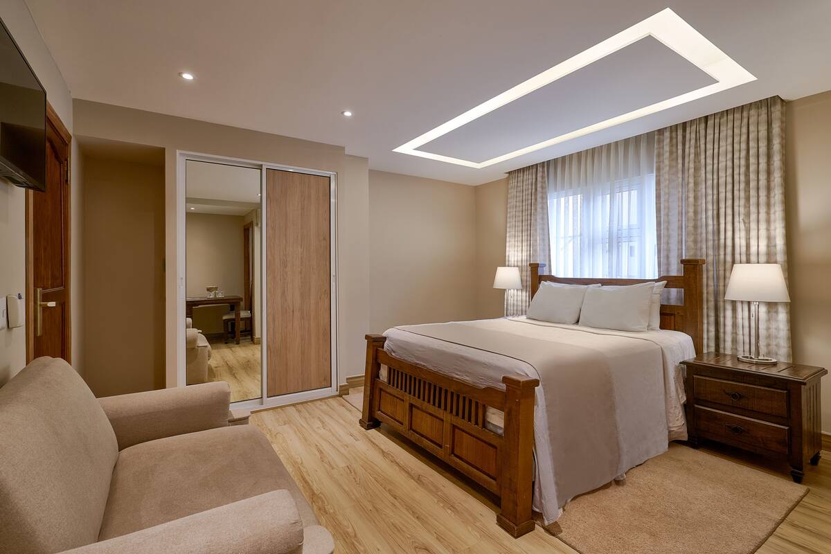 Standard Room, 1 Queen Bed | Minibar, in-room safe, desk, cribs (free)