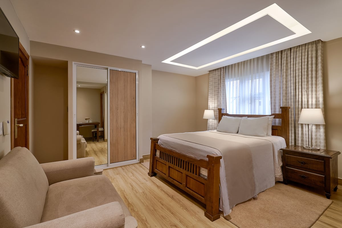 Standard Room, 1 Queen Bed | Minibar, in-room safe, individually decorated, individually furnished