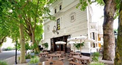 The Warrington Hotel