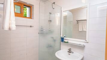 Suite junior | Baño | Artículos de higiene personal gratuitos, secador de pelo y zapatillas