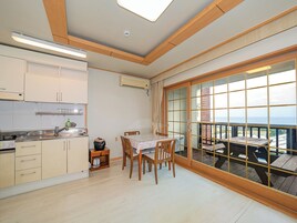 Una cocina con comedor y vista al mar.