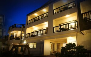 住宿正面 (夜晚)