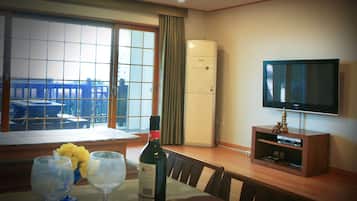 Junior Suite | Living area | 32-inch flat-screen TV with cable channels, TV
