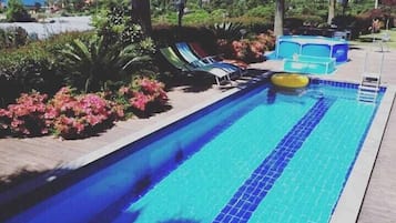 Piscine extérieure (ouverte en saison), chaises longues