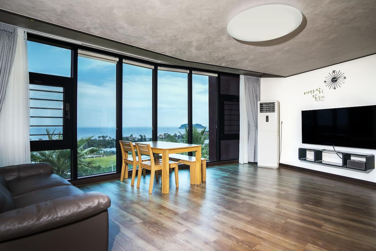 Grand Room, Kitchen, Ocean View (25 PY, Pets are allowed) | Living area