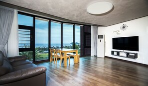 Habitación Grand, cocina, vista al océano (25 PY, Pets are allowed) | Área de sala de estar | Televisión LED, Netflix, piso con calefacción y servicios de streaming 