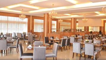 2 restaurants, breakfast served