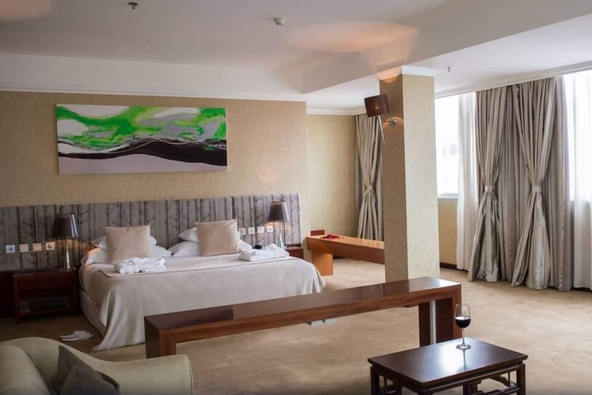 Een minibar, een kluis op de kamer, een bureau, verduisterende gordijnen