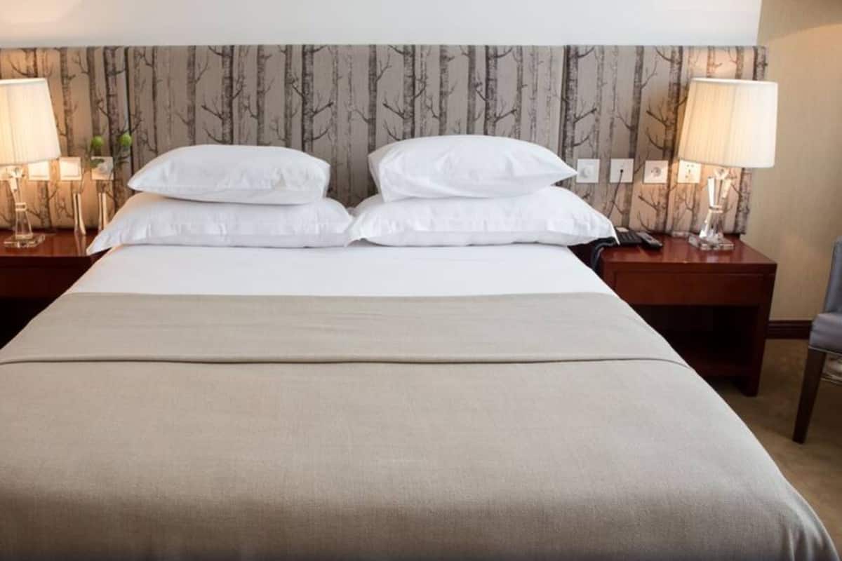 Een minibar, een kluis op de kamer, een bureau, verduisterende gordijnen