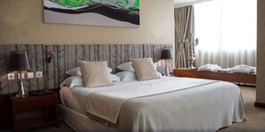 Minibar, in-room safe, desk, blackout curtains - Diamante Hotel (Luanda)