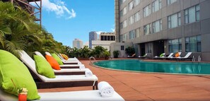 Piscine extérieure, parasols de plage