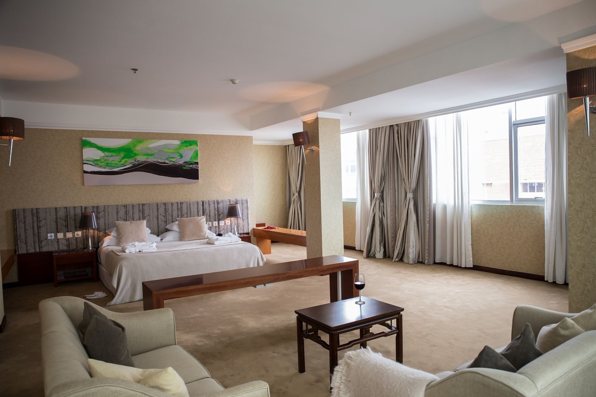 미니바, 객실 내 금고, 책상, 암막 커튼