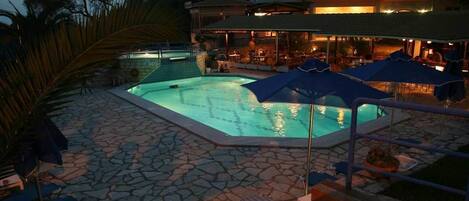 Una piscina al aire libre de temporada