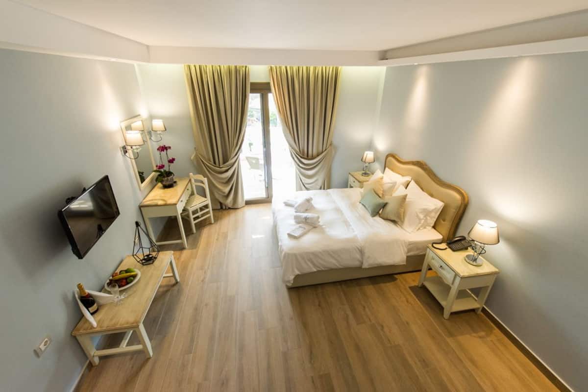 Junior Suite | In-room safe, soundproofing, free cribs/infant beds, free WiFi