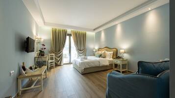 Junior Suite | In-room safe, soundproofing, free cribs/infant beds, free WiFi