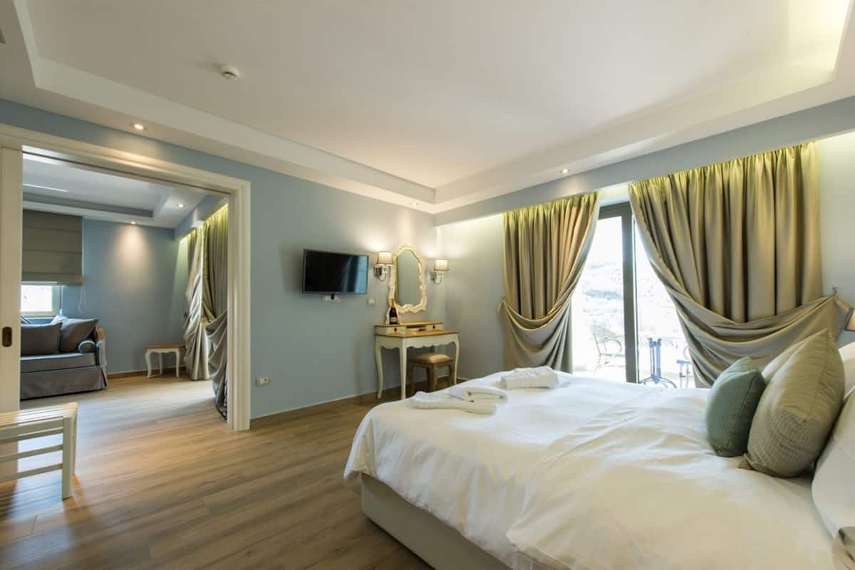 Suite | Bathroom | Bathtub, hair dryer, towels