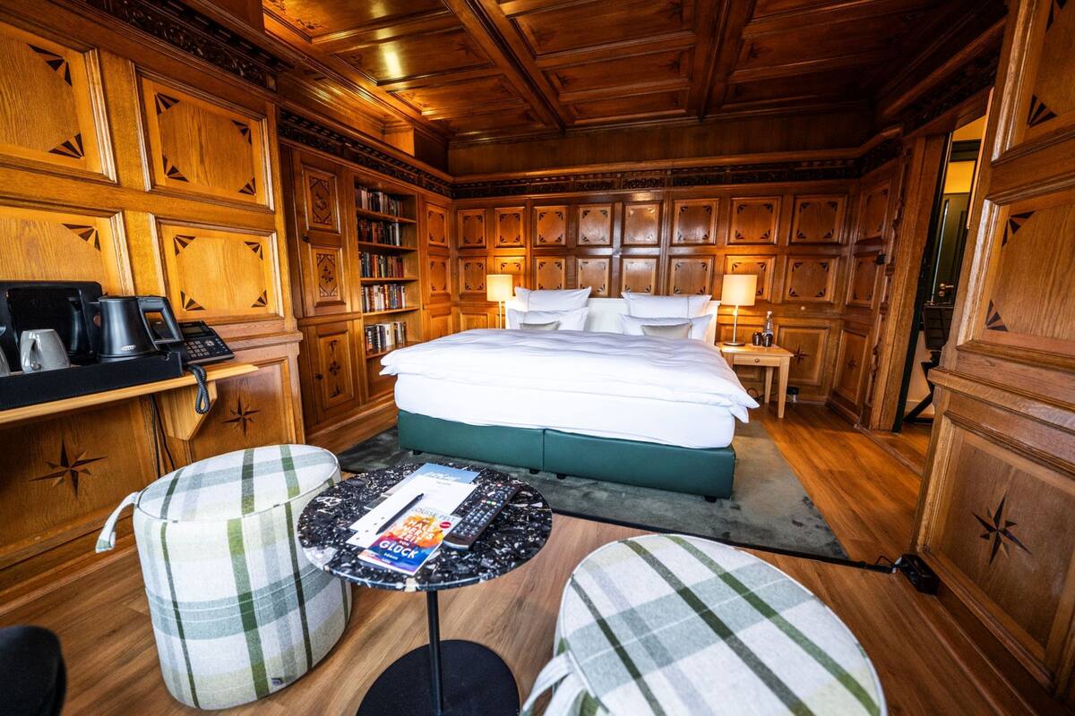 Turmzimmer | เครื่องนอนระดับพรีเมียม, โต๊ะทำงาน, Wi-Fi ฟรี, ผ้าปูที่นอน