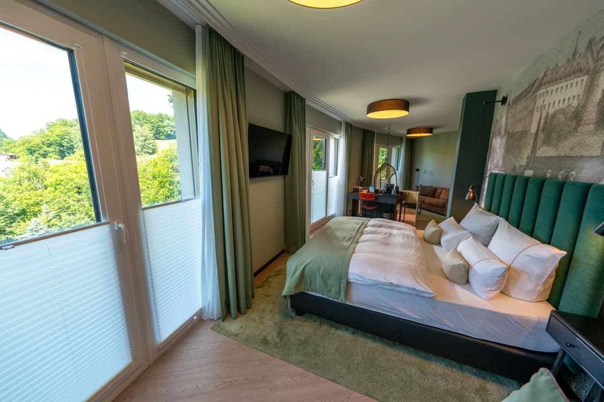 Junior Suite | เครื่องนอนระดับพรีเมียม, โต๊ะทำงาน, Wi-Fi ฟรี, ผ้าปูที่นอน