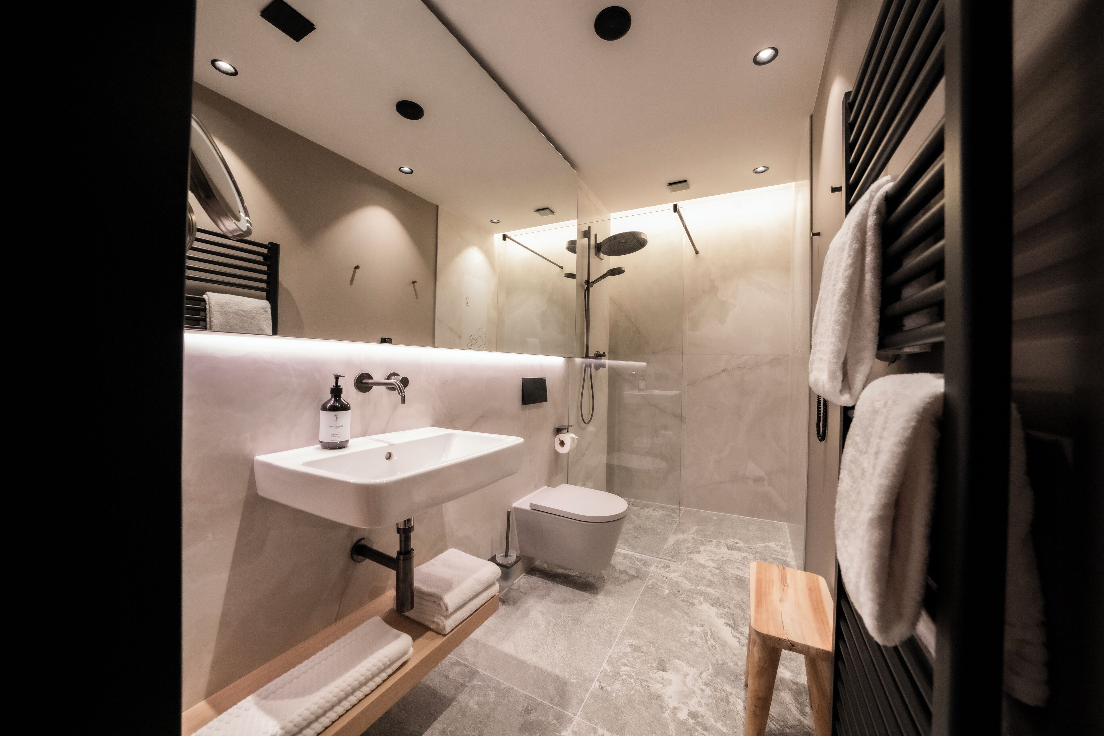 Ein modernes Badezimmer mit Waschbecken, Toilette und Dusche.