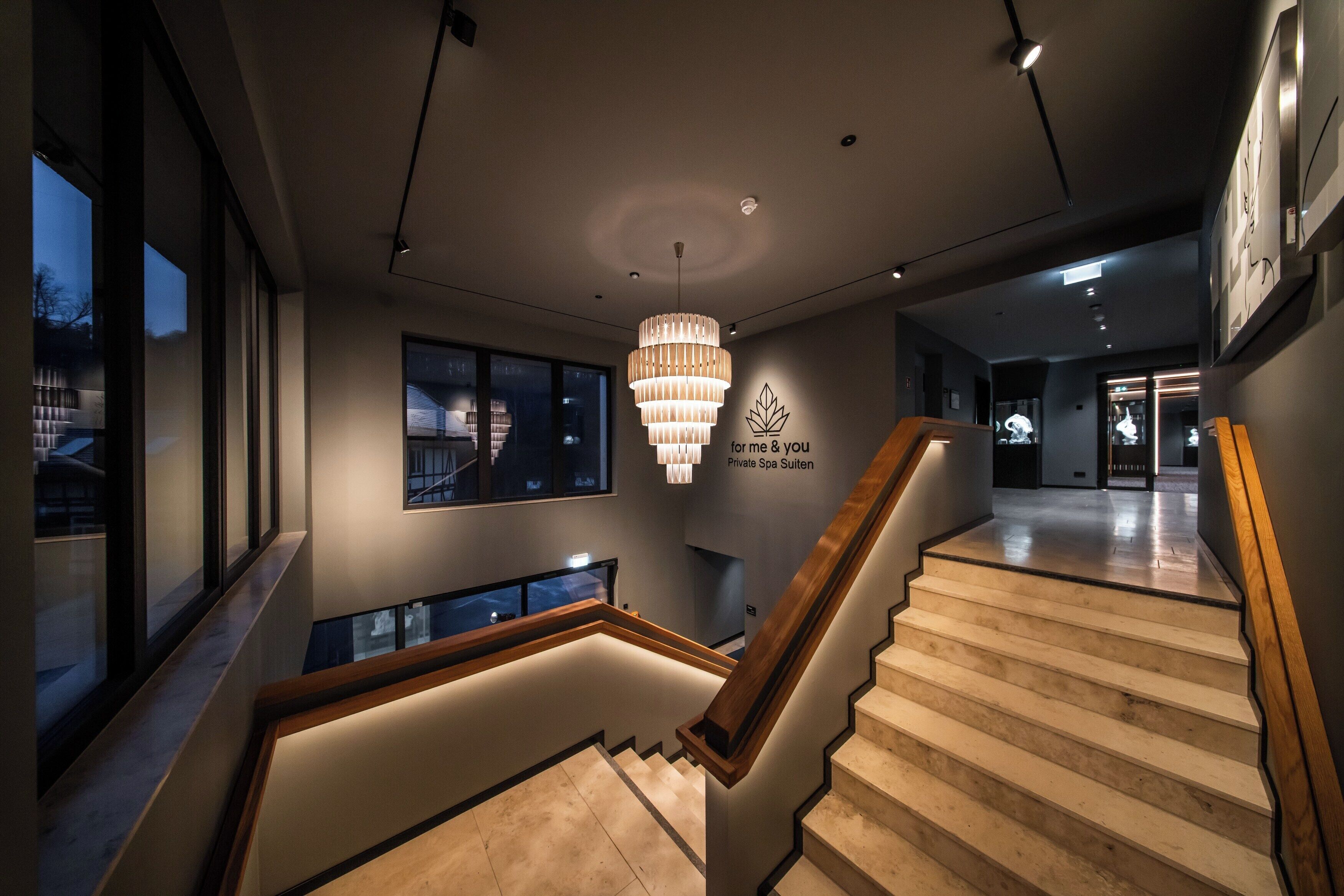 Suite | Living area | 32-inch flat-screen TV with cable channels, TV