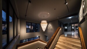 Un interior moderno con una escalera, una araña y un letrero para una suite privada de spa.
