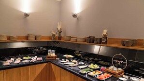 A buffet setup with various food items and a 'vegan' sign. - Hotel & Spa Suiten Freiwerk (Südharz)
