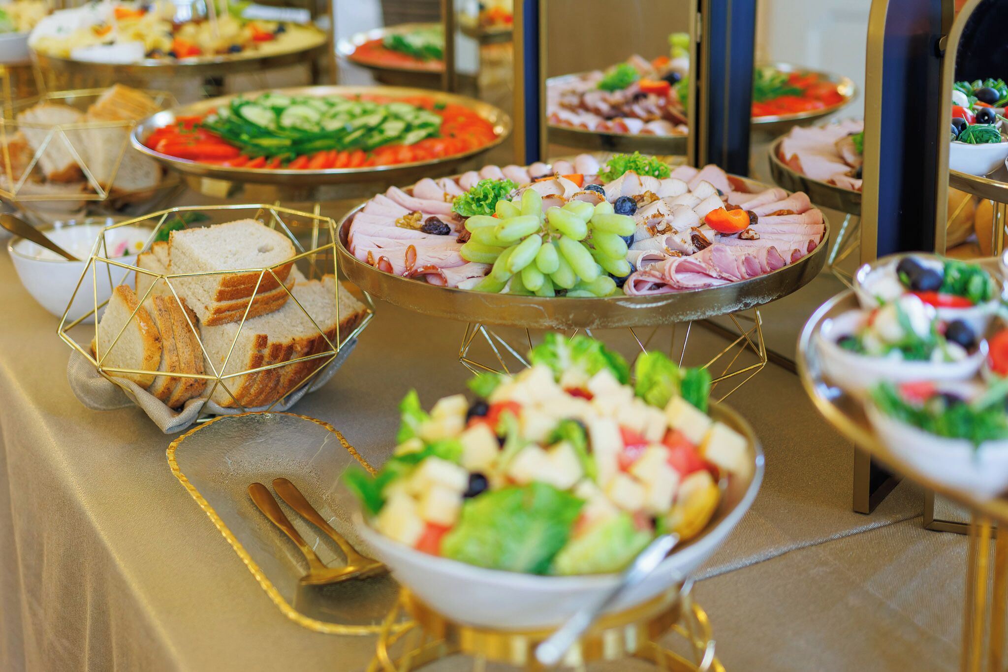 daily cooked-to-order breakfast (pln 58 per person)