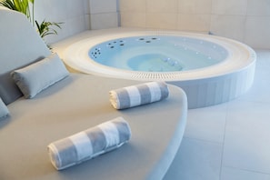 Jetted bathtub