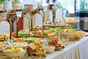 Déjeuner préparé sur commande servi tous les jours en supplément