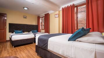 Quarto família | Roupas de cama antialérgicas, cofres nos quartos, Wi-Fi de cortesia