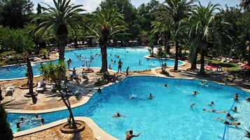 3 piscines extérieures