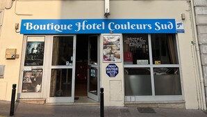 A building with a sign reading "Boutique Hotel Couleurs Sud." - Boutique Hôtel Couleurs du Sud (Cannes)